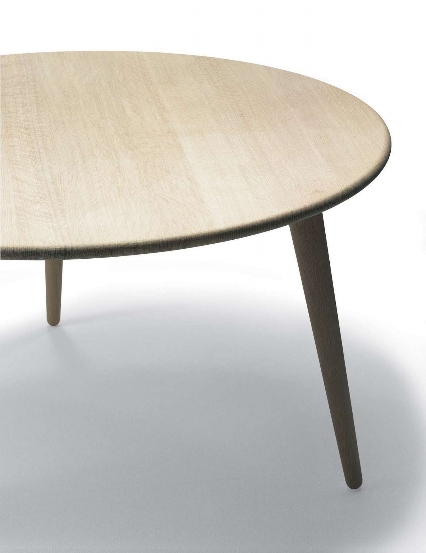CH008 Couchtisch aus Eiche geölt von Carl Hansen & Søn, runder Beistelltisch aus Massivholz.