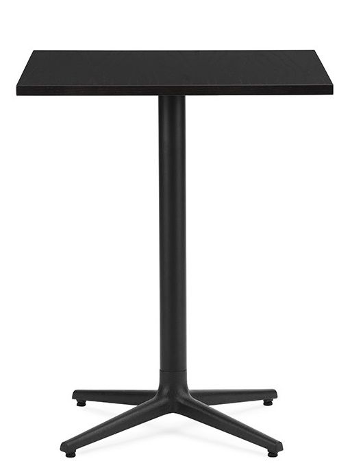 Schwarzer Allez Tisch von Normann Copenhagen, quadratische Tischplatte und vierbeiniges Gestell, ideal als Kaffeetisch.