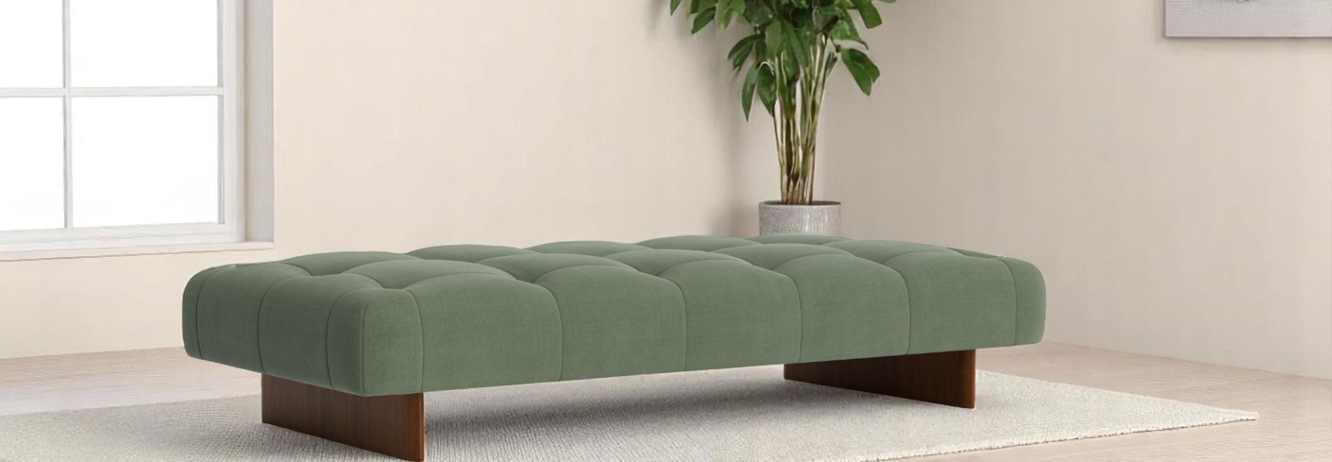 Grüne Quilton Daybed Liege von Hay mit Knopfheftung und Holzfüßen im modernen Wohnzimmer.