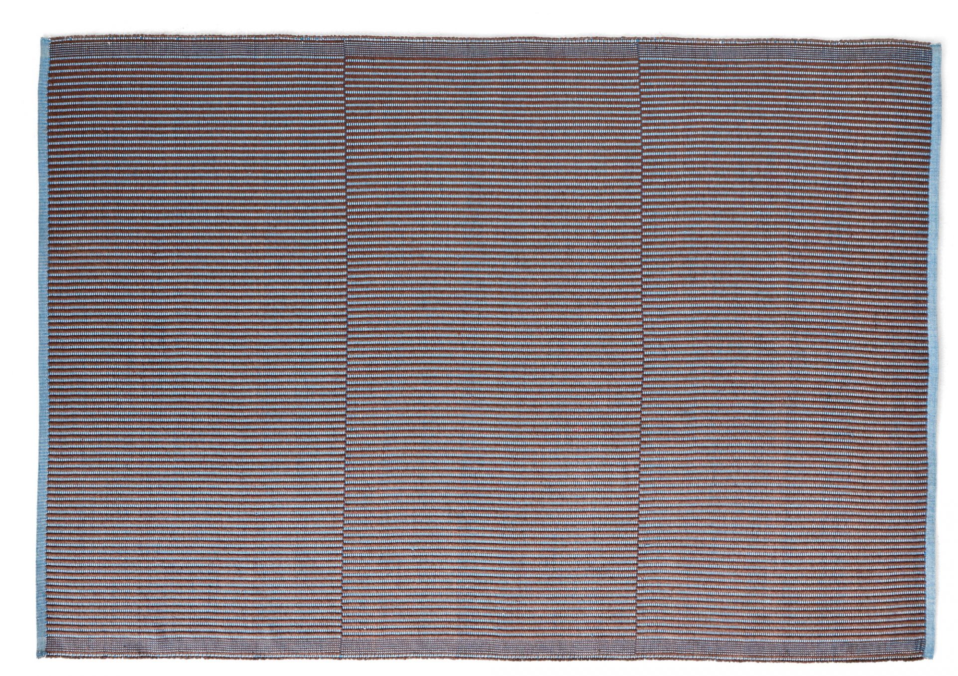 Tapis Teppich von Hay mit braunen und hellblauen horizontalen Streifen und hellblauer Umrandung.