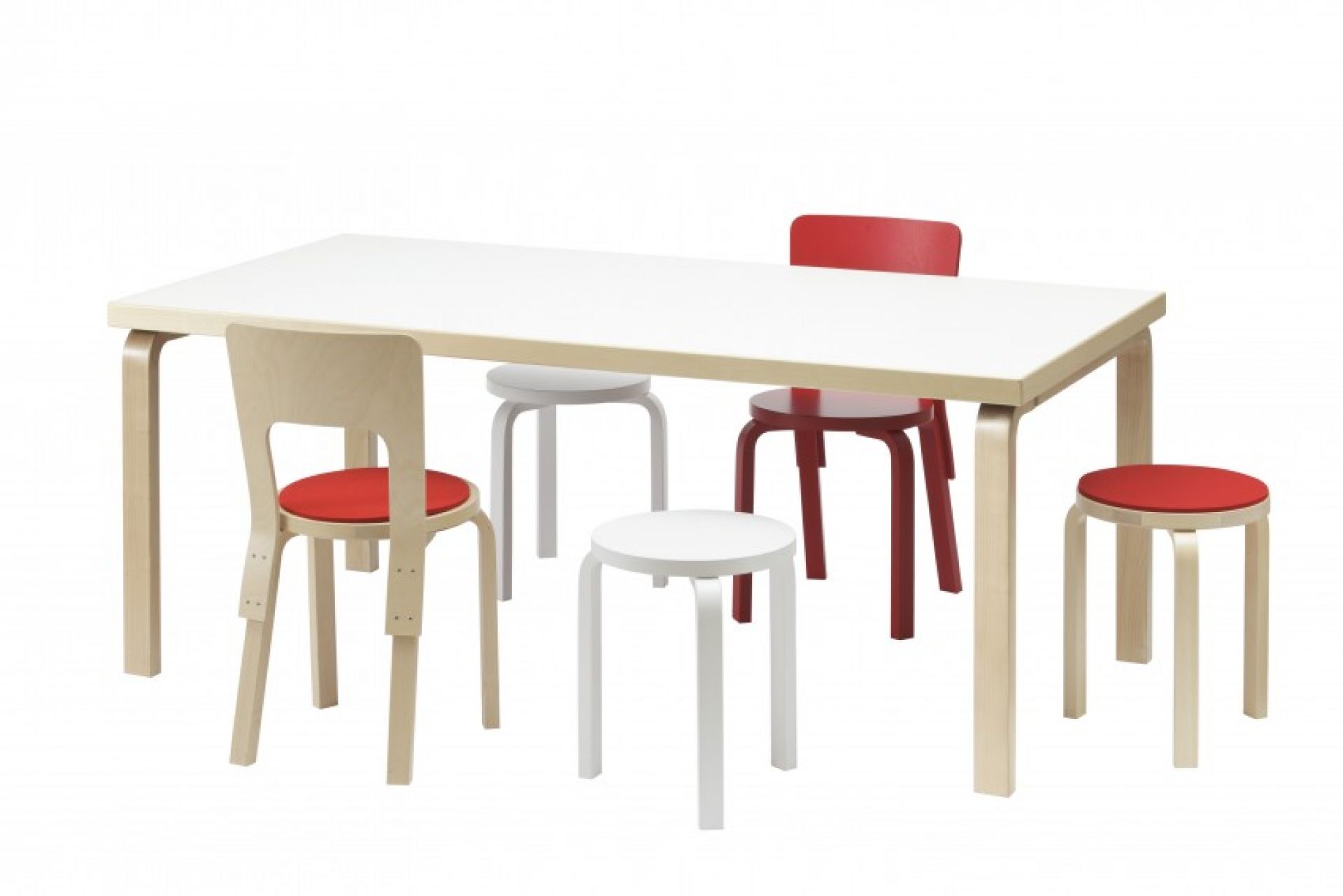 Artek 83 Tisch mit weißen Tischplatte und Holzbeinen, dazu Stühle und Hocker in Weiß und Rot.