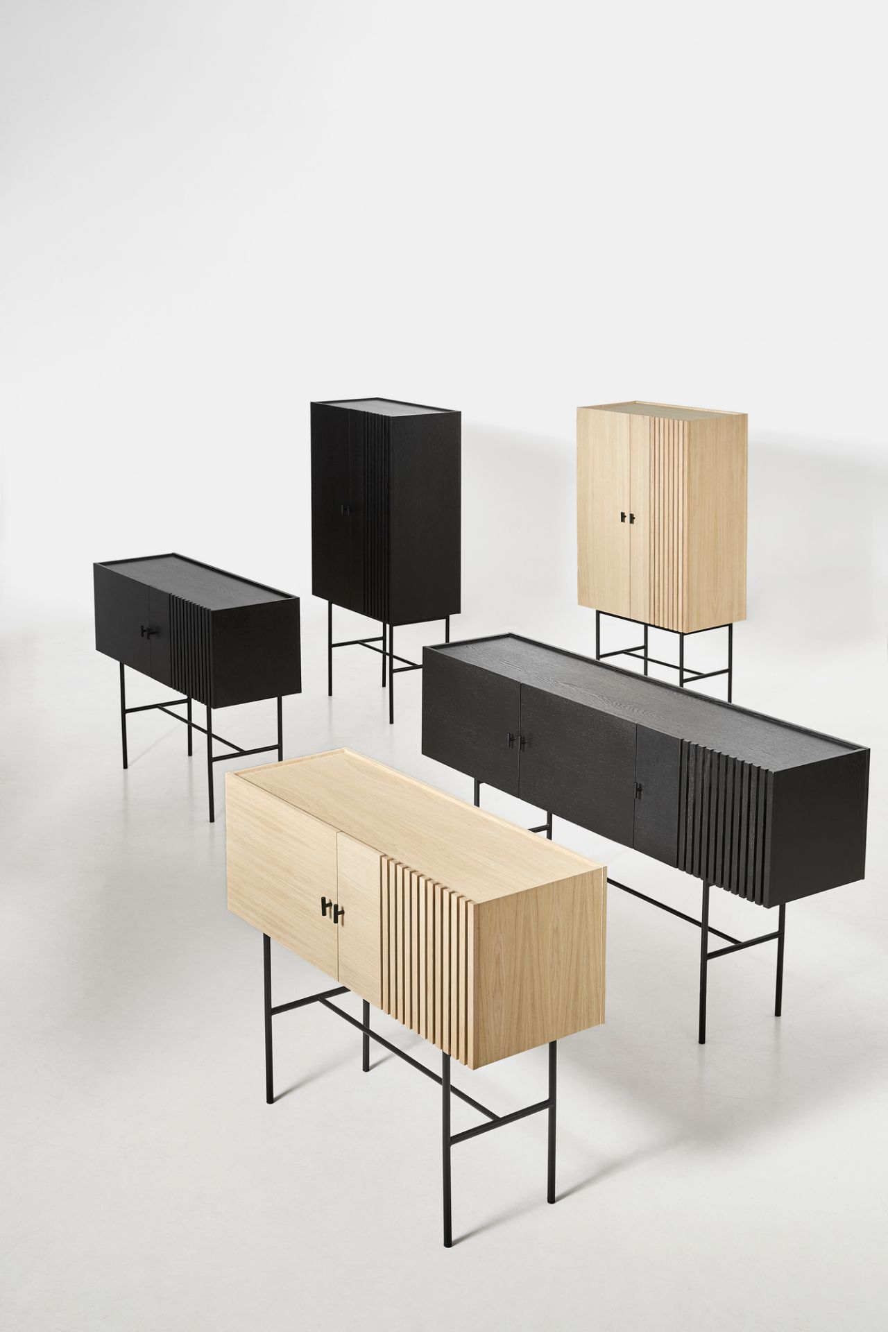 Verschiedene Array Sideboards von Woud in Eiche und Schwarz auf filigranen Metallgestellen.