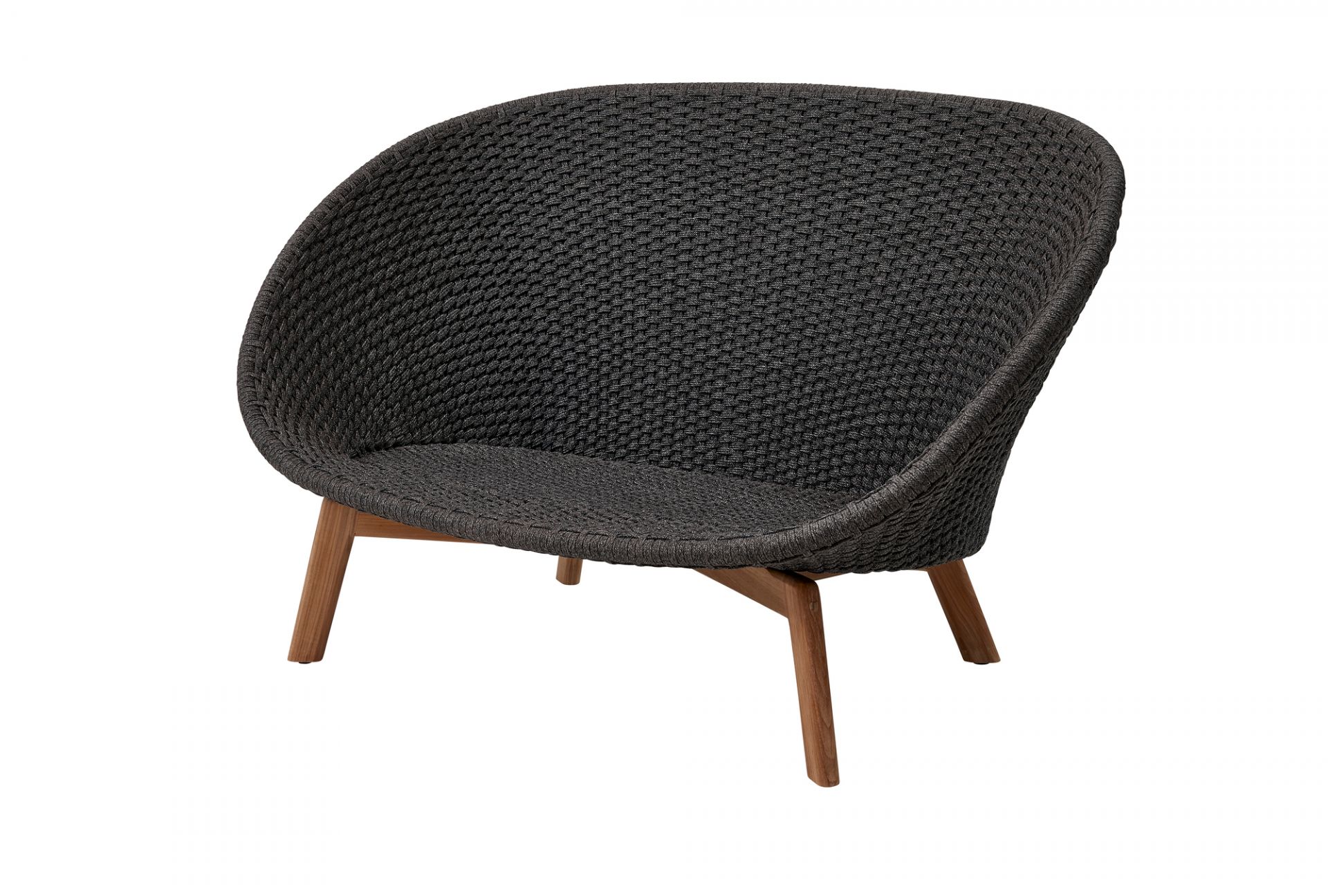 Peacock Outdoor Sessel von Cane-Line: Geflochtenes Design mit Holzbeinen für Garten und Terrasse.