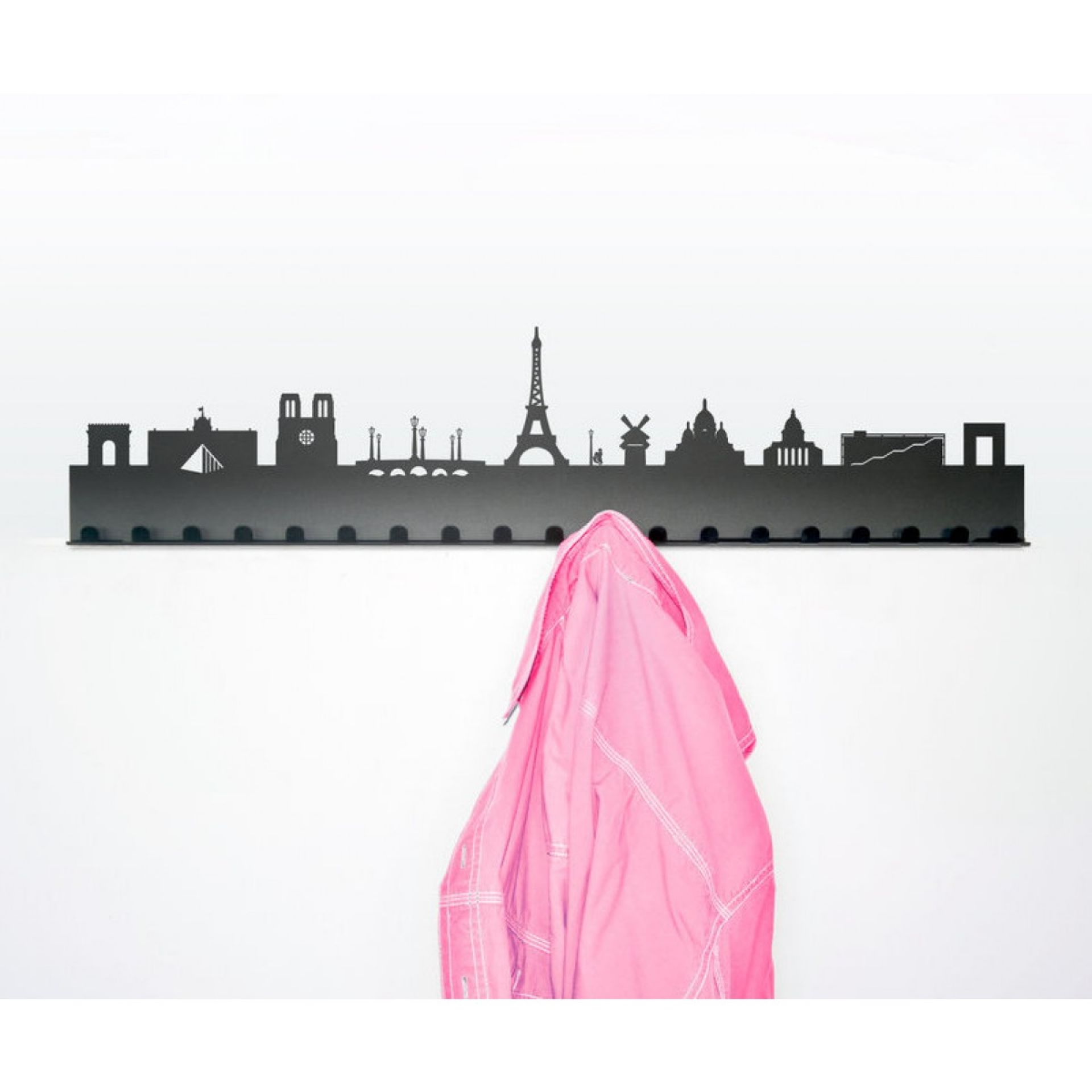 Schwarze Skyline Garderobe Paris mit rosa Jacke an weißer Wand, dekorative Wandgarderobe für Flur.