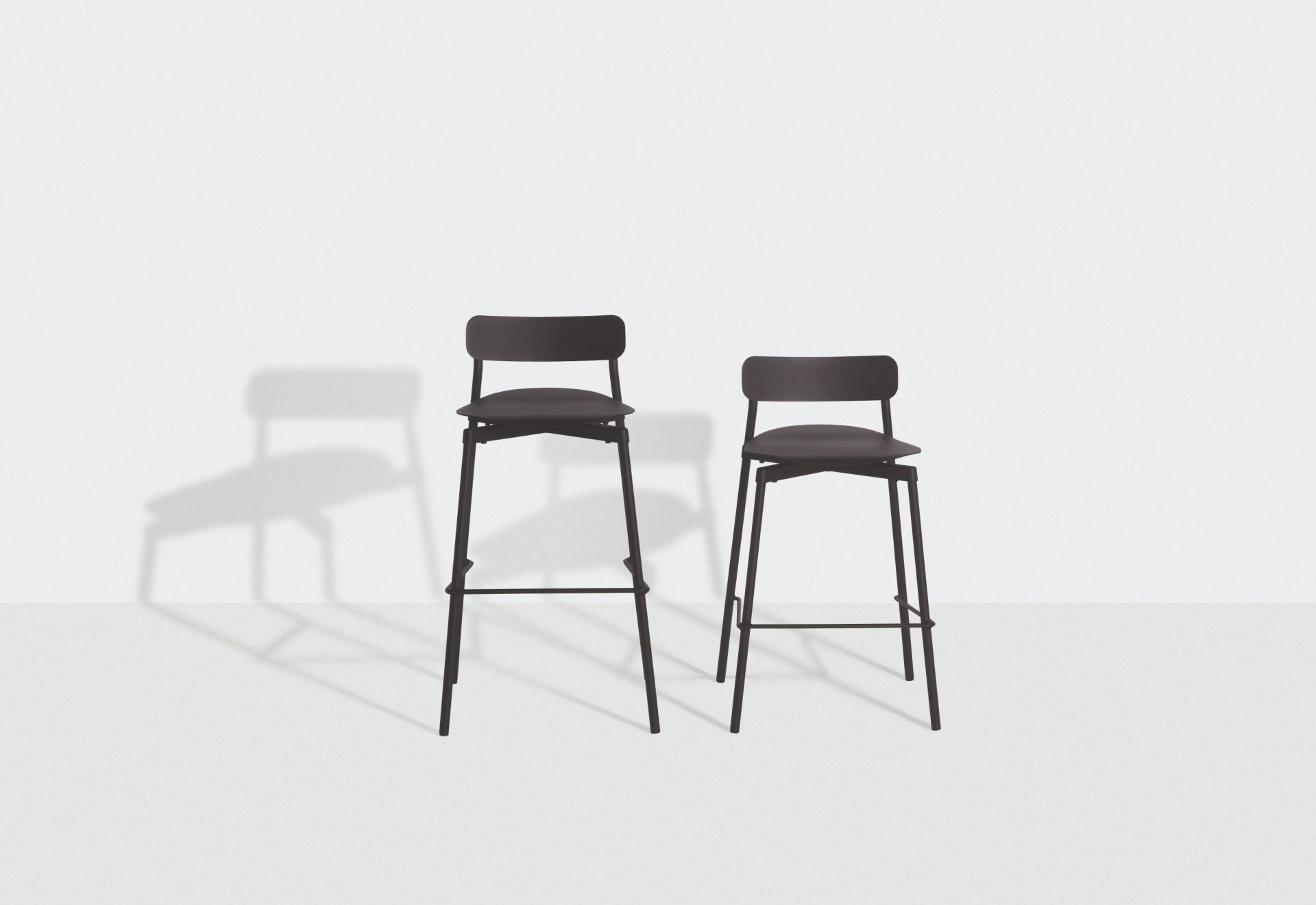 Zwei Fromme Barhocker von Petite Friture, Höhe 65 cm, in dunklem Anthrazit. Moderne Barstühle für Küche oder Bar.