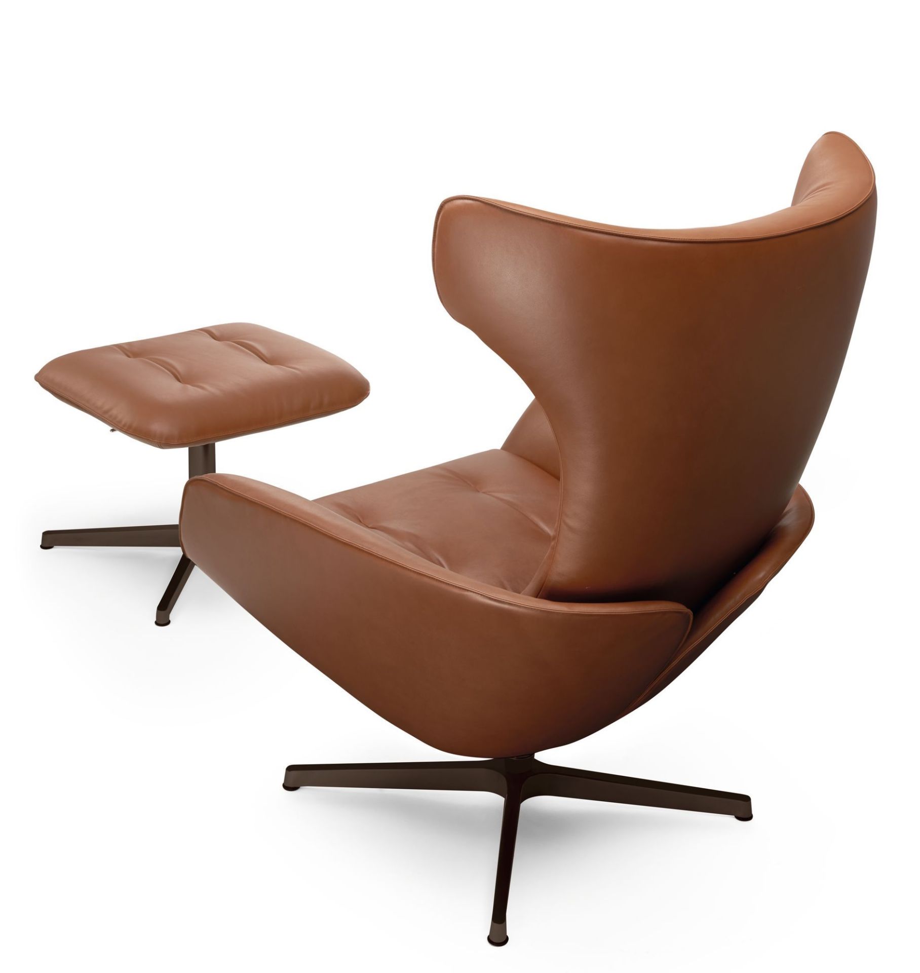 Onsa Sessel von Walter Knoll mit braunem Lederbezug und passendem Hocker, Rückansicht.