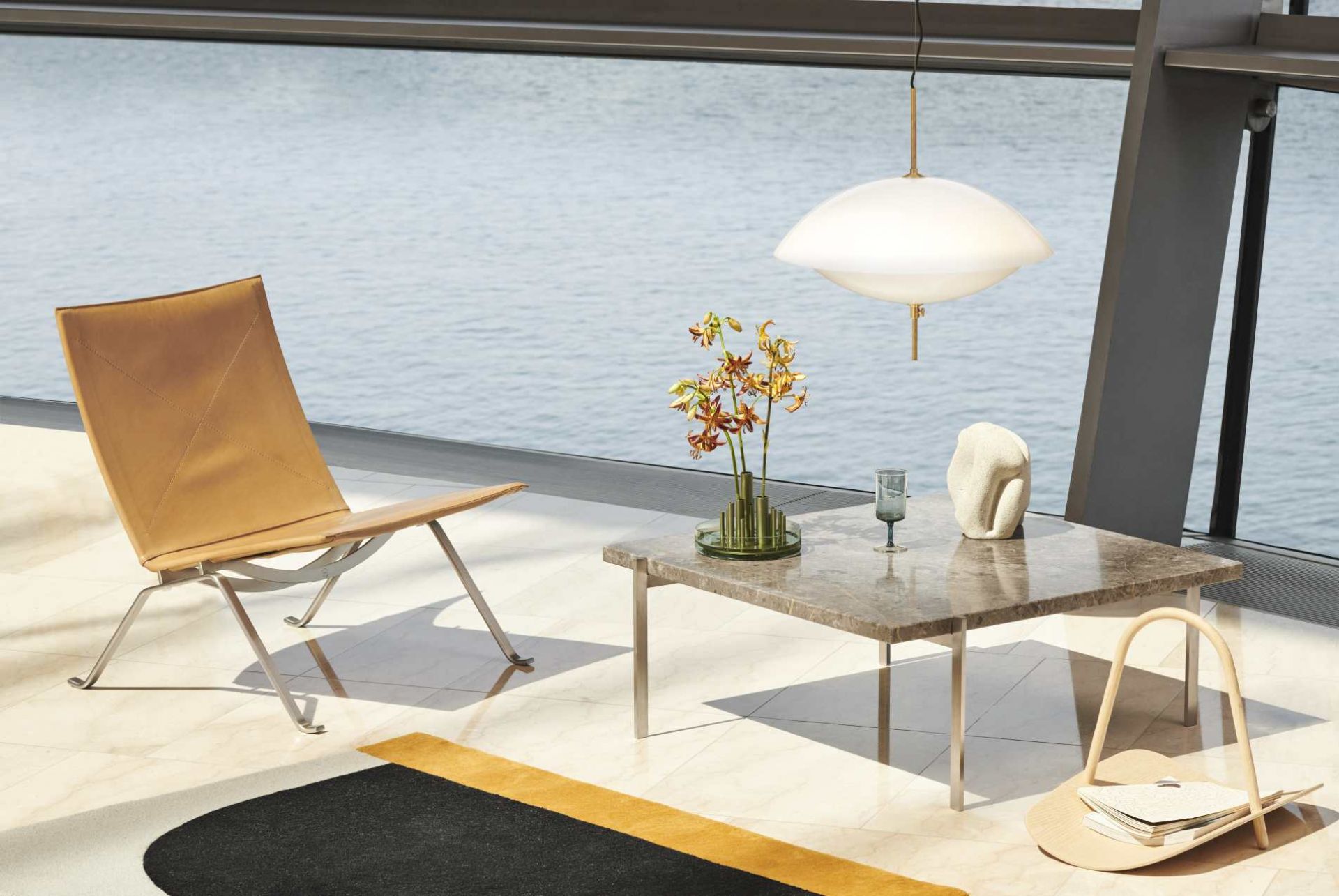 PK 61 Couchtisch von Fritz Hansen: Marmor Tischplatte mit Stahlgestell in modernem Wohnambiente.