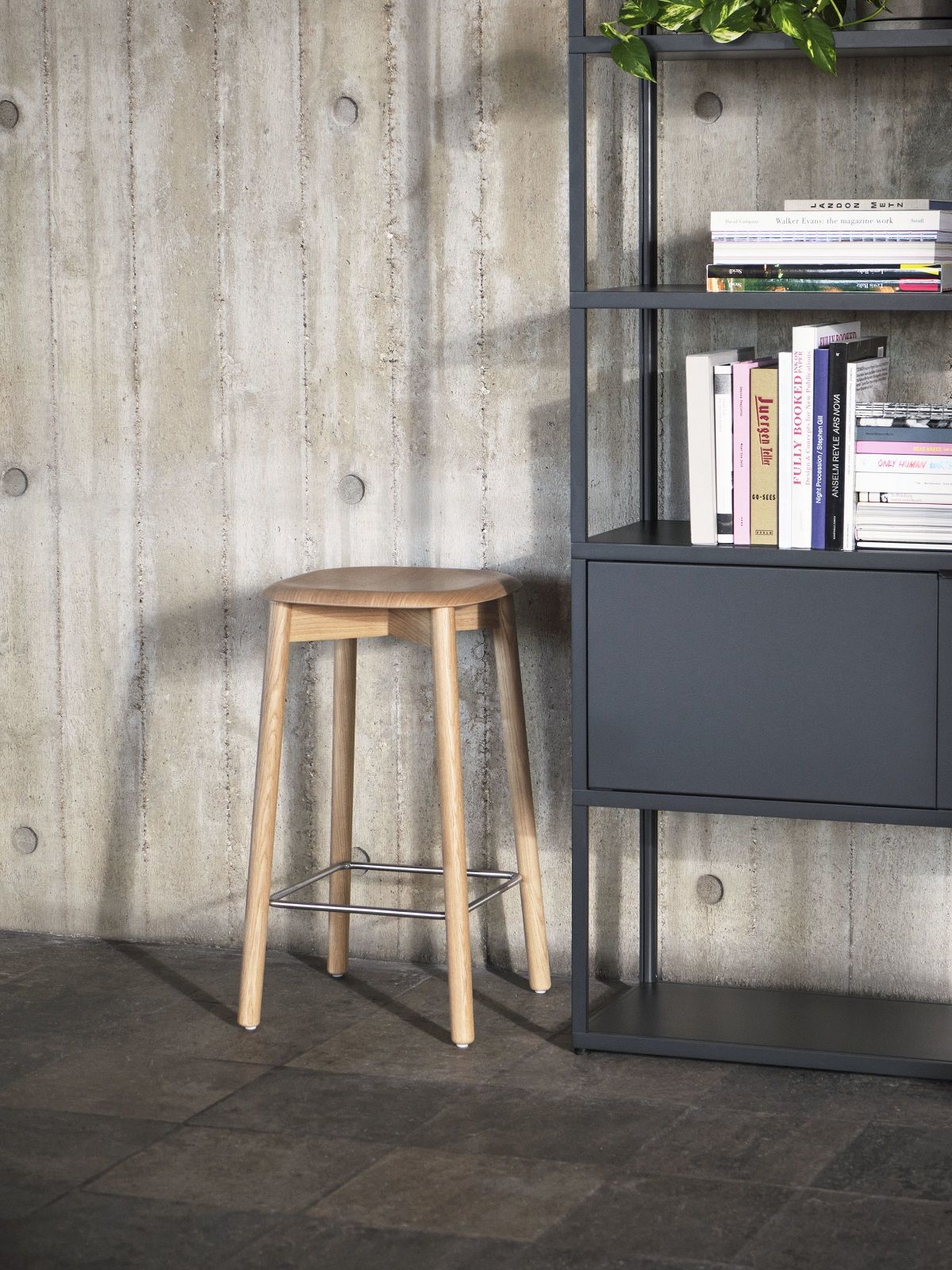 New Order Sideboard Wall Kombination von Hay mit Holz Hocker und Bücherregal.