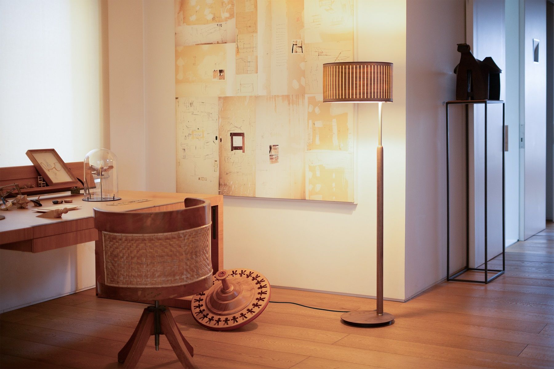 Elegante Autumn Floor Lamp Stehleuchte von Nomon im modernen Wohnzimmer mit Holzboden und Kunstwerk.