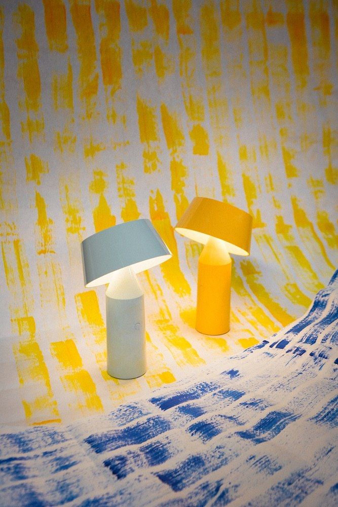 Helle Bicoca Akkuleuchte/Tischleuchte in Hellblau und Gelb von Marset, modernes Design.