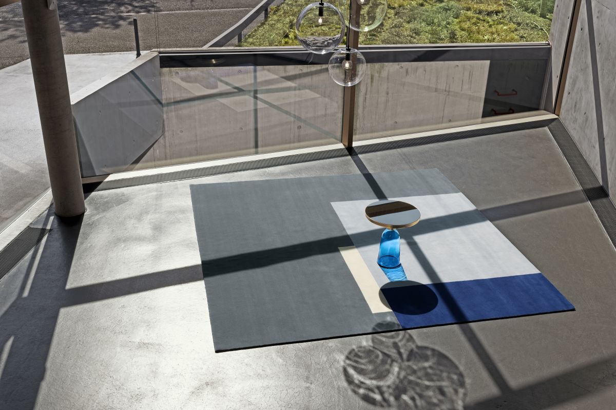 Roquebrune Teppich 300x300 von ClassiCon, moderner Designer Teppich mit geometrischem Muster in Grau und Blau.