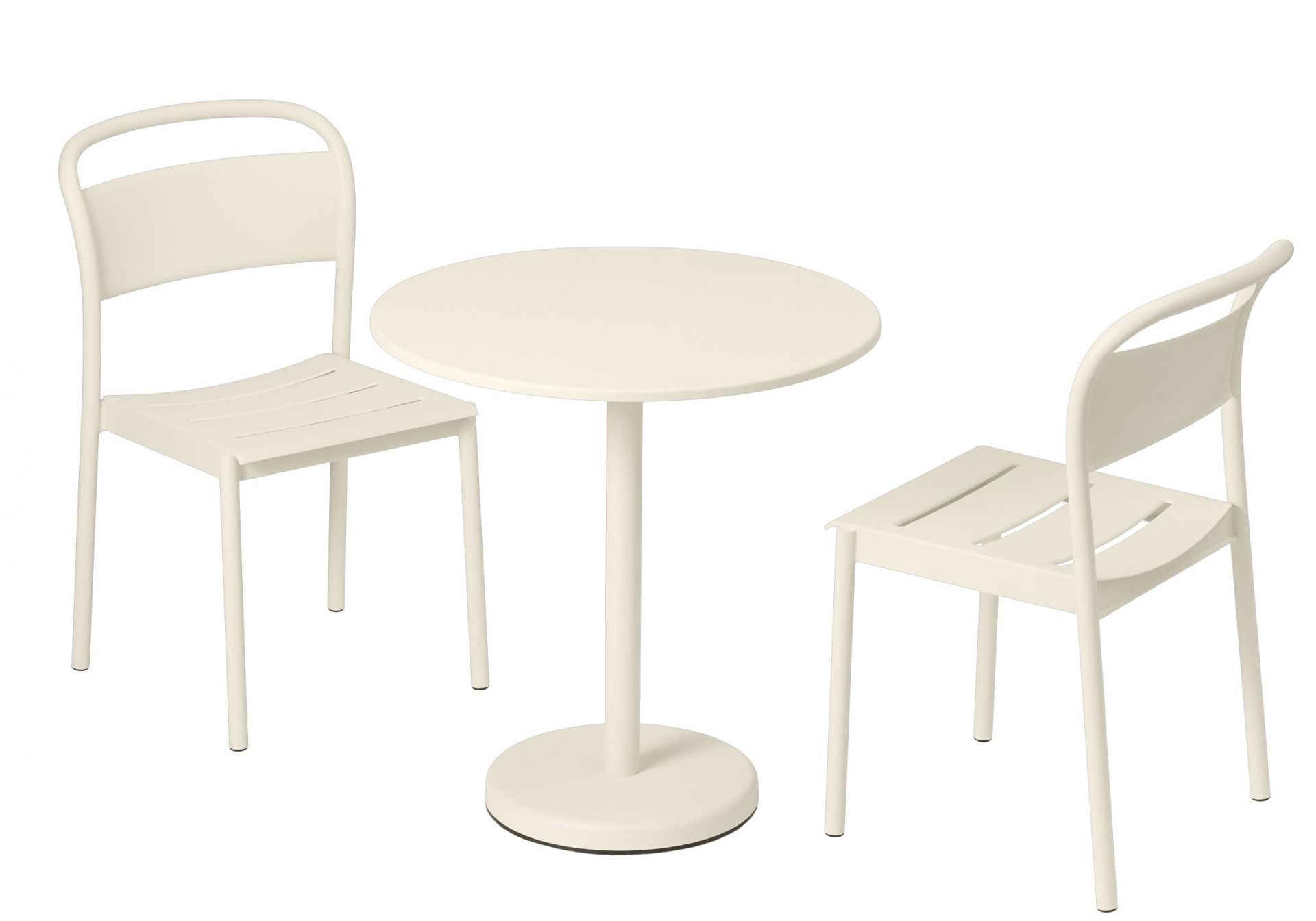 Muuto Linear Steel Café Table mit zwei Stühlen in Beige für den Außenbereich.