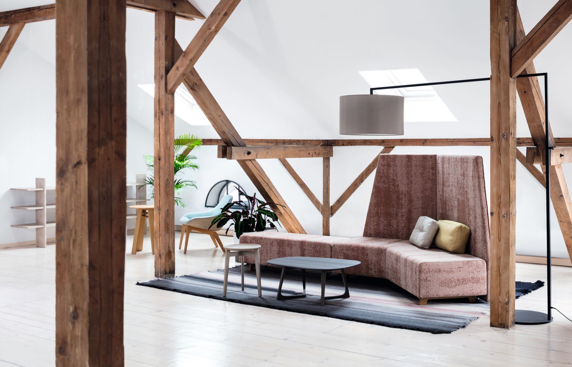 High Noon Stehleuchte in Weiß: Moderne Bogenlampe im Wohnzimmer mit Sofa und Holzbalken.