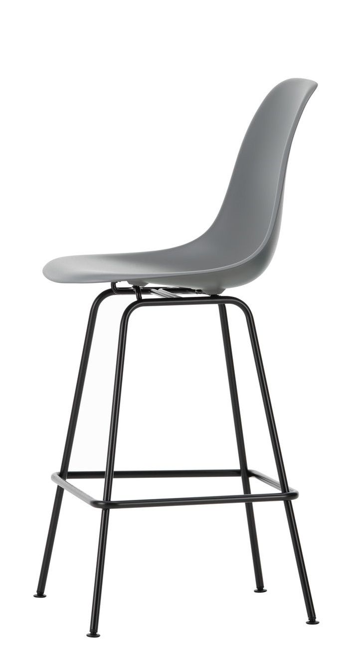 Grauer Eames Plastic Bar Stool Barhocker Medium von Vitra mit schwarzem Metallgestell, Frontansicht.