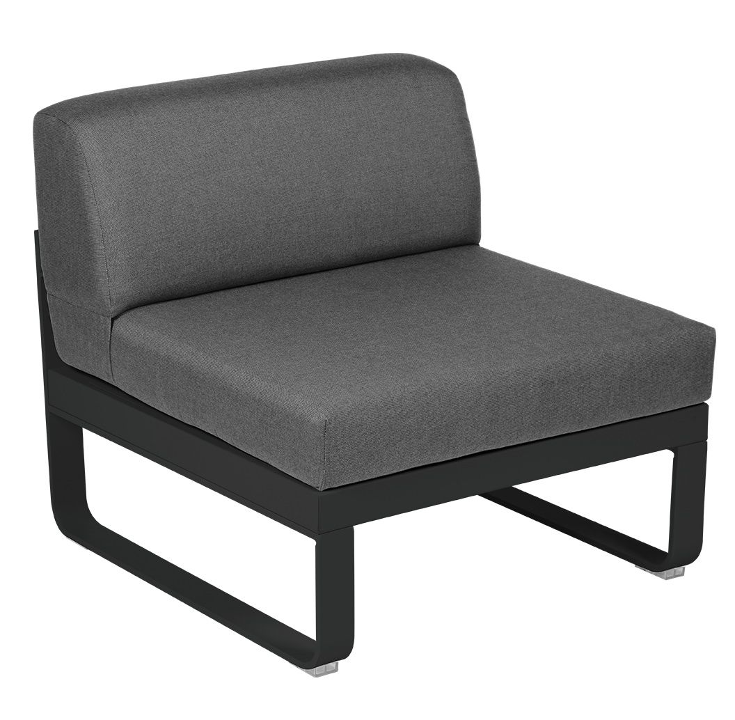 Graues Bellevie Outdoor Sofa 1-Sitzer Modul Mitte von Fermob mit schwarzem Rahmen für Garten und Terrasse.