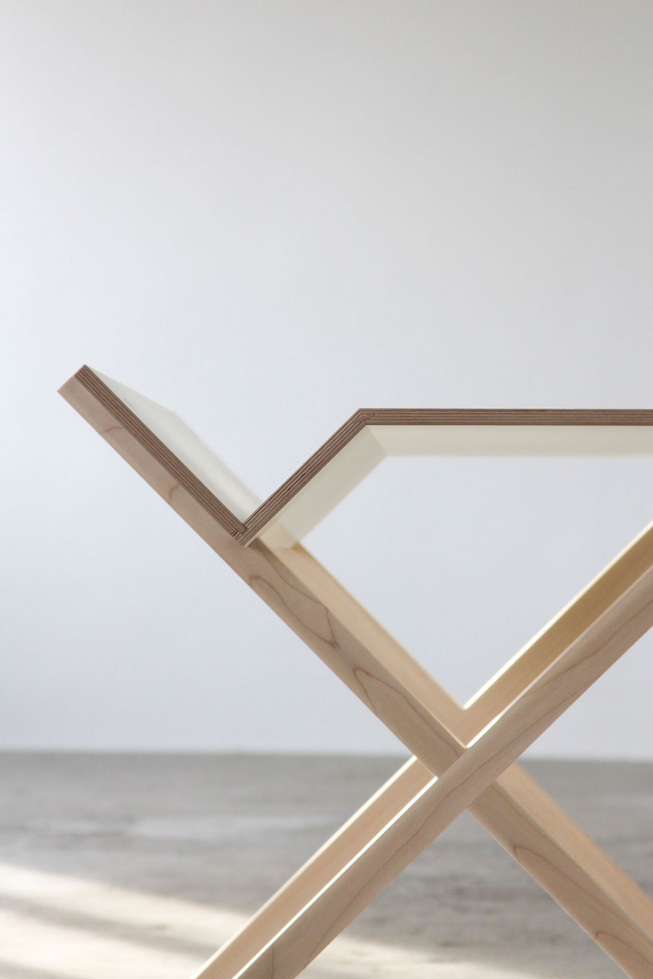 Detailaufnahme des Moormann Kant Schreibtischs: Minimalistisches Design mit hellem Holzgestell und weißer Tischplatte.