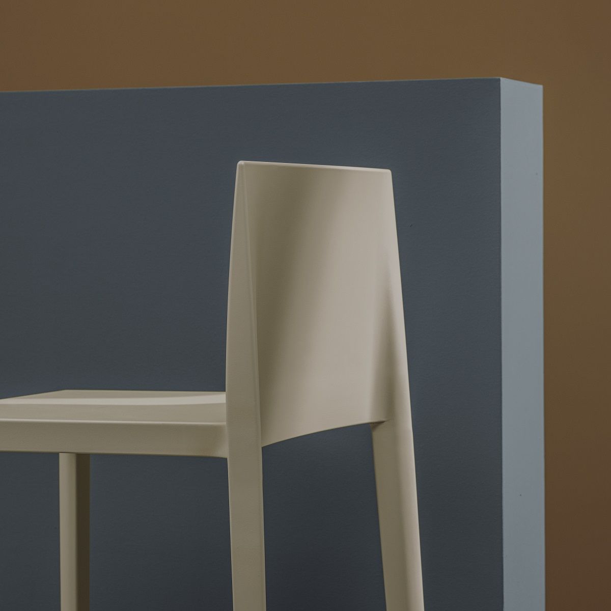 Detailaufnahme des Sail BQ1250 Barhockers von Andreu World in Beige vor farbigem Hintergrund.