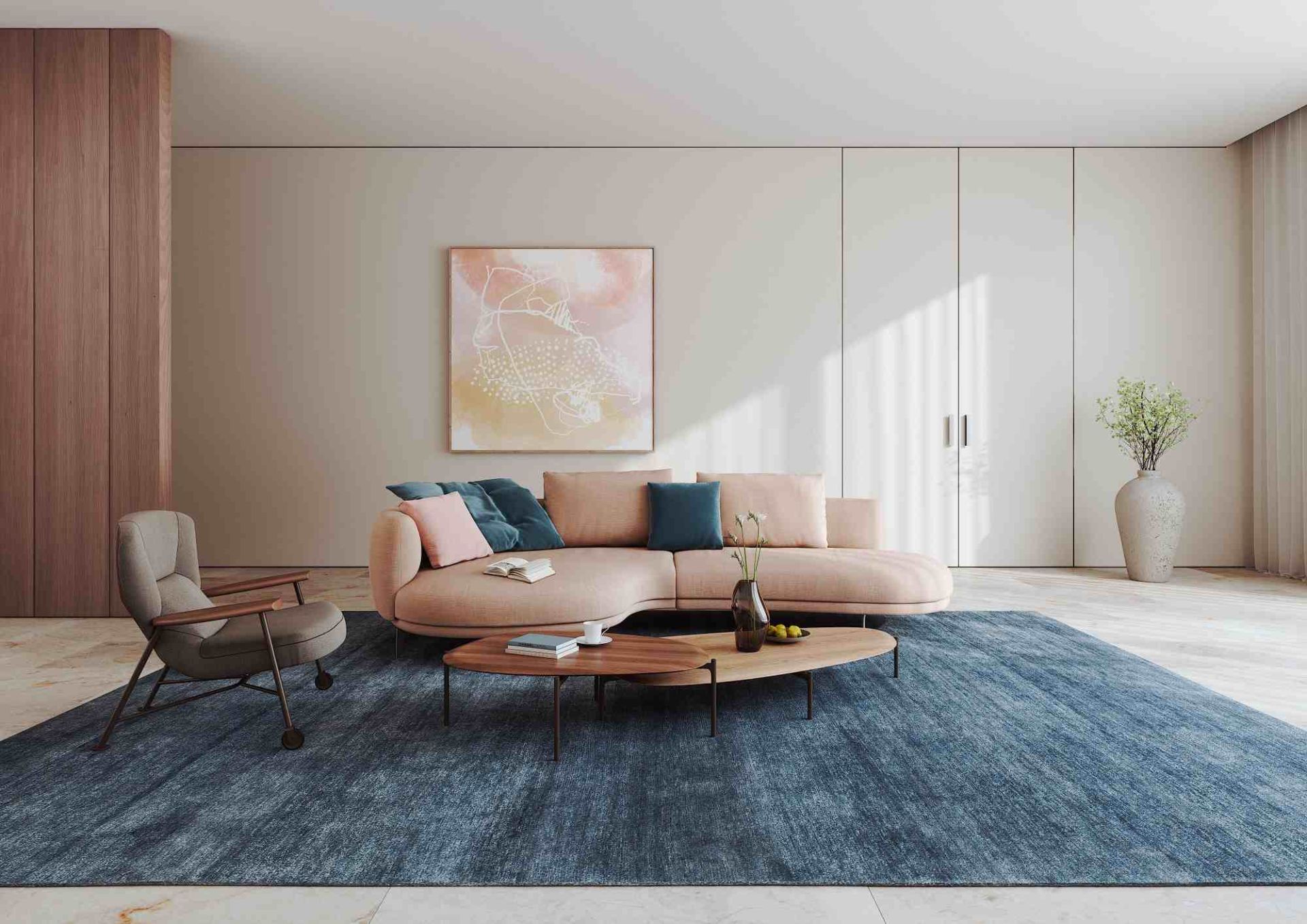 Walter Knoll Marru Sofa in Rosa mit blauen Kissen, Sessel und Couchtischen auf blauem Teppich.