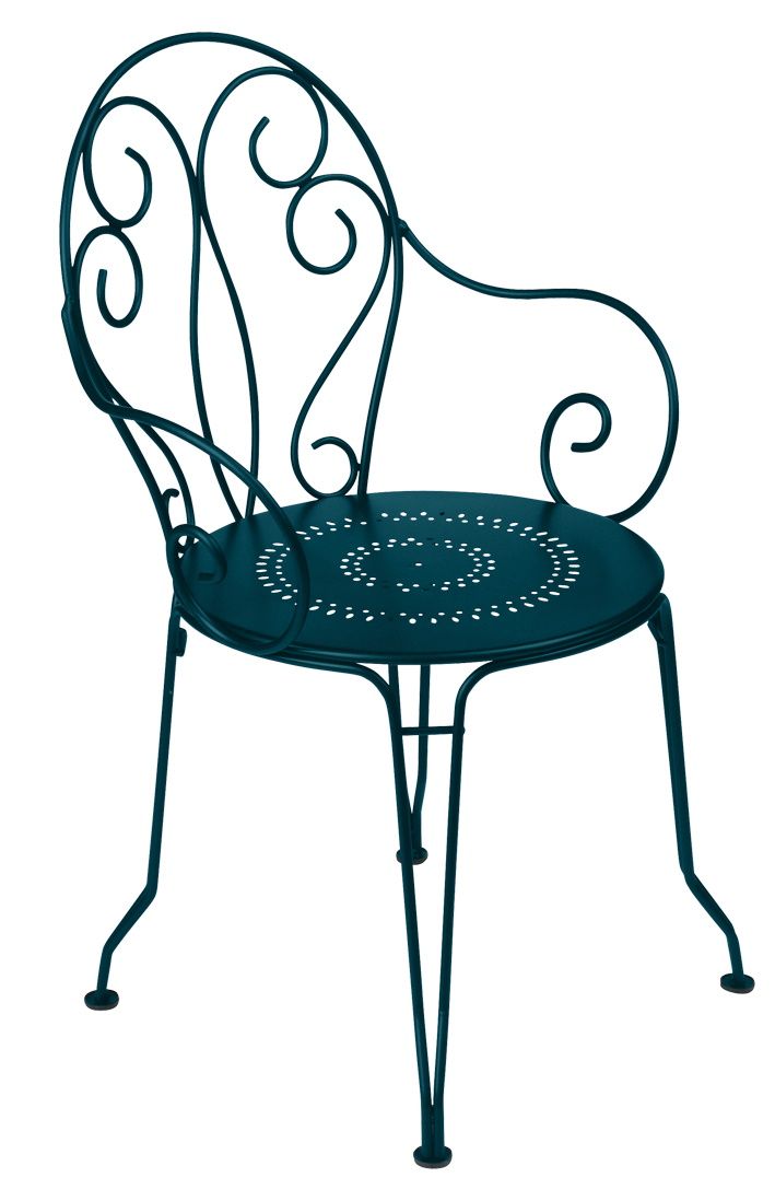 Montmartre Stuhl von Fermob, blauer Metall-Gartenstuhl mit Armlehne und filigranem, verschnörkeltem Design für den Außenbereich.