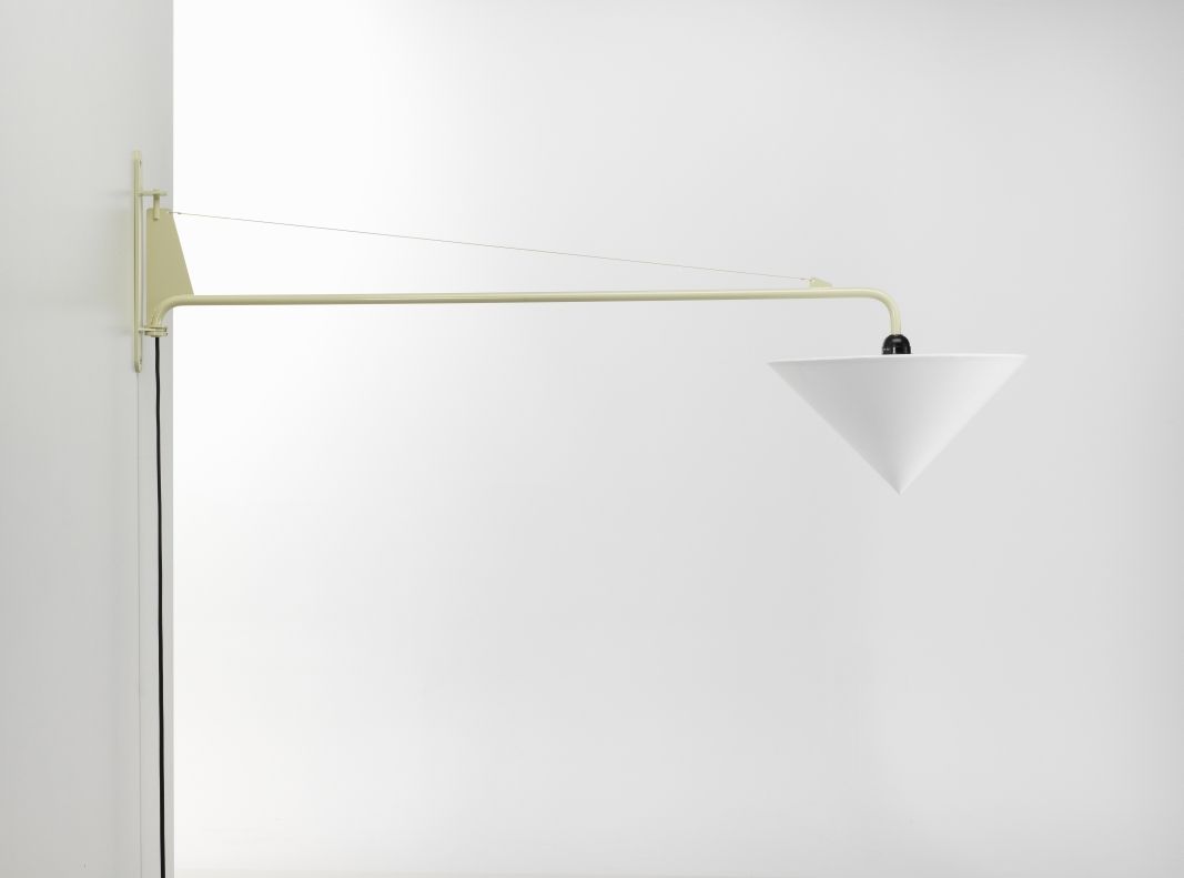 Nahaufnahme der Vitra Potence Wandleuchte mit konischem Lampenschirm in Weiß, modernes Design für Wohnräume.