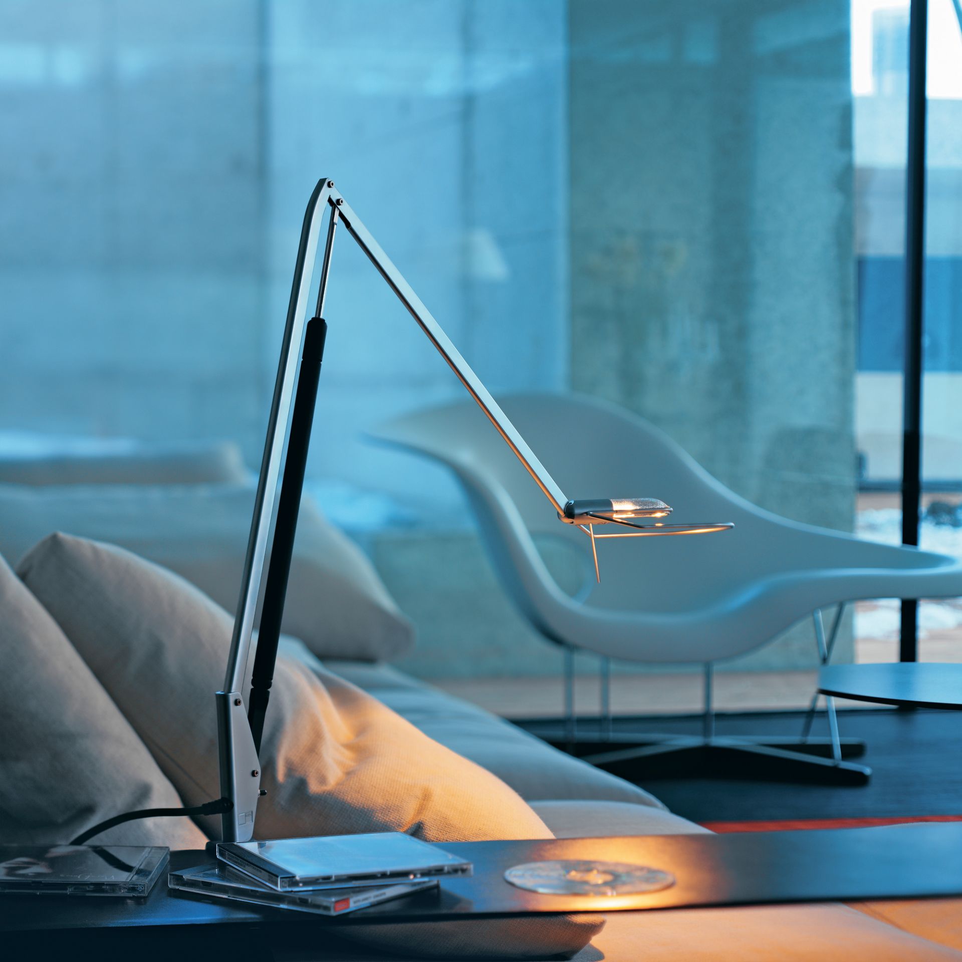 Nahaufnahme der modernen Liftolino LED Tischleuchte von Belux, dimmbar und stilvoll.