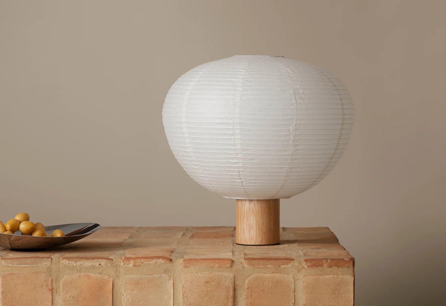 Blomus Kami Tischleuchte aus Reispapier mit Holzfuß, stilvolle Lampe für Wohnzimmer und Schlafzimmer.