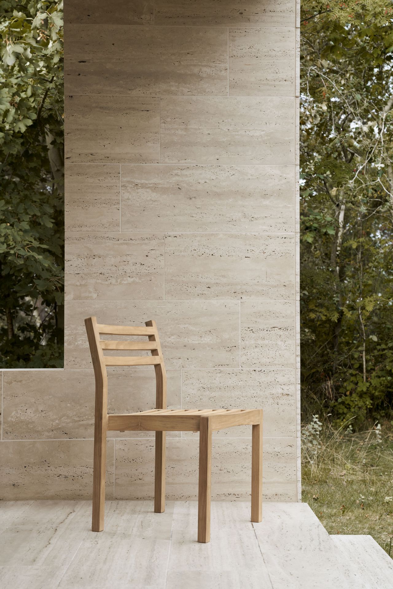 AH501 Teak Stuhl von Carl Hansen & Søn für den Außenbereich, natürliche Holzoptik.