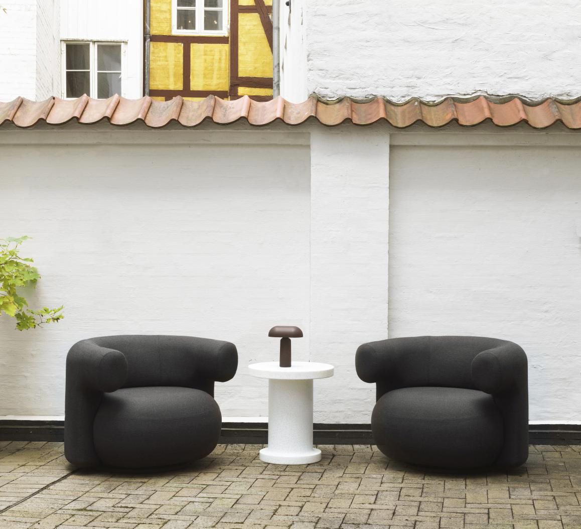 Zwei graue Burra Lounge Sessel von Normann Copenhagen mit kleinem Beistelltisch im Außenbereich.