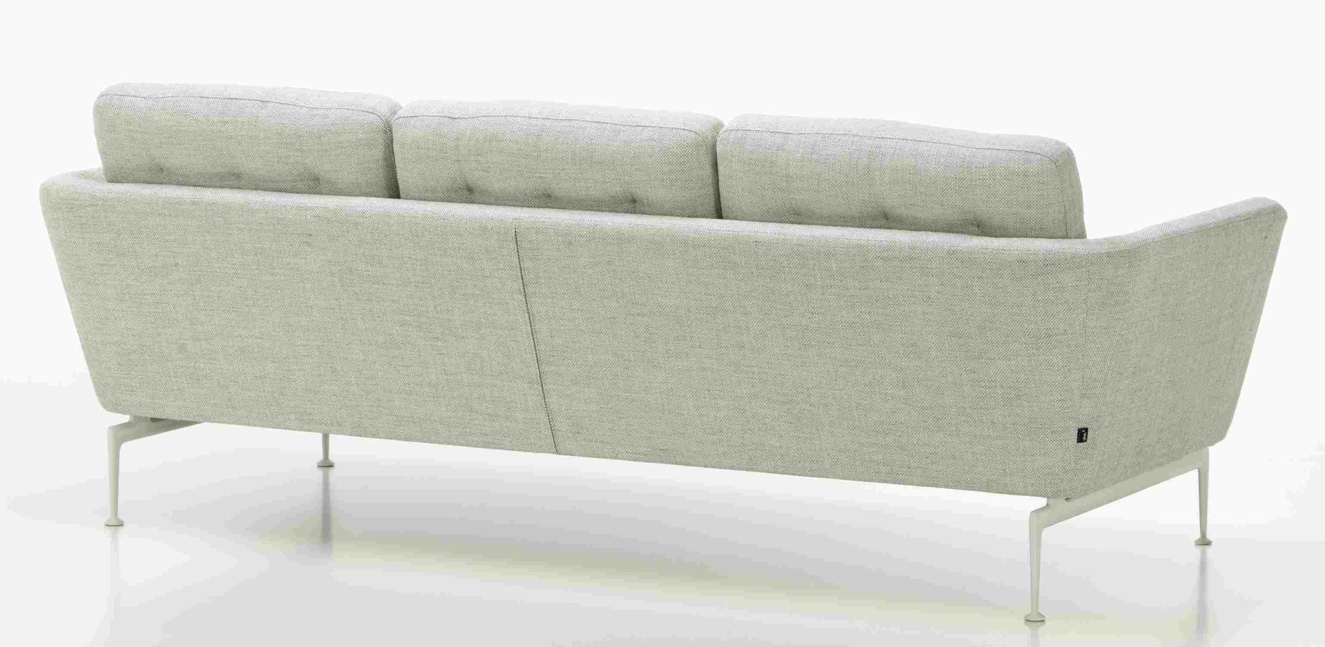 Rückansicht des hellgrauen Suita 3-Sitzer Sofas von Vitra mit minimalistischem Design und Metallbeinen.