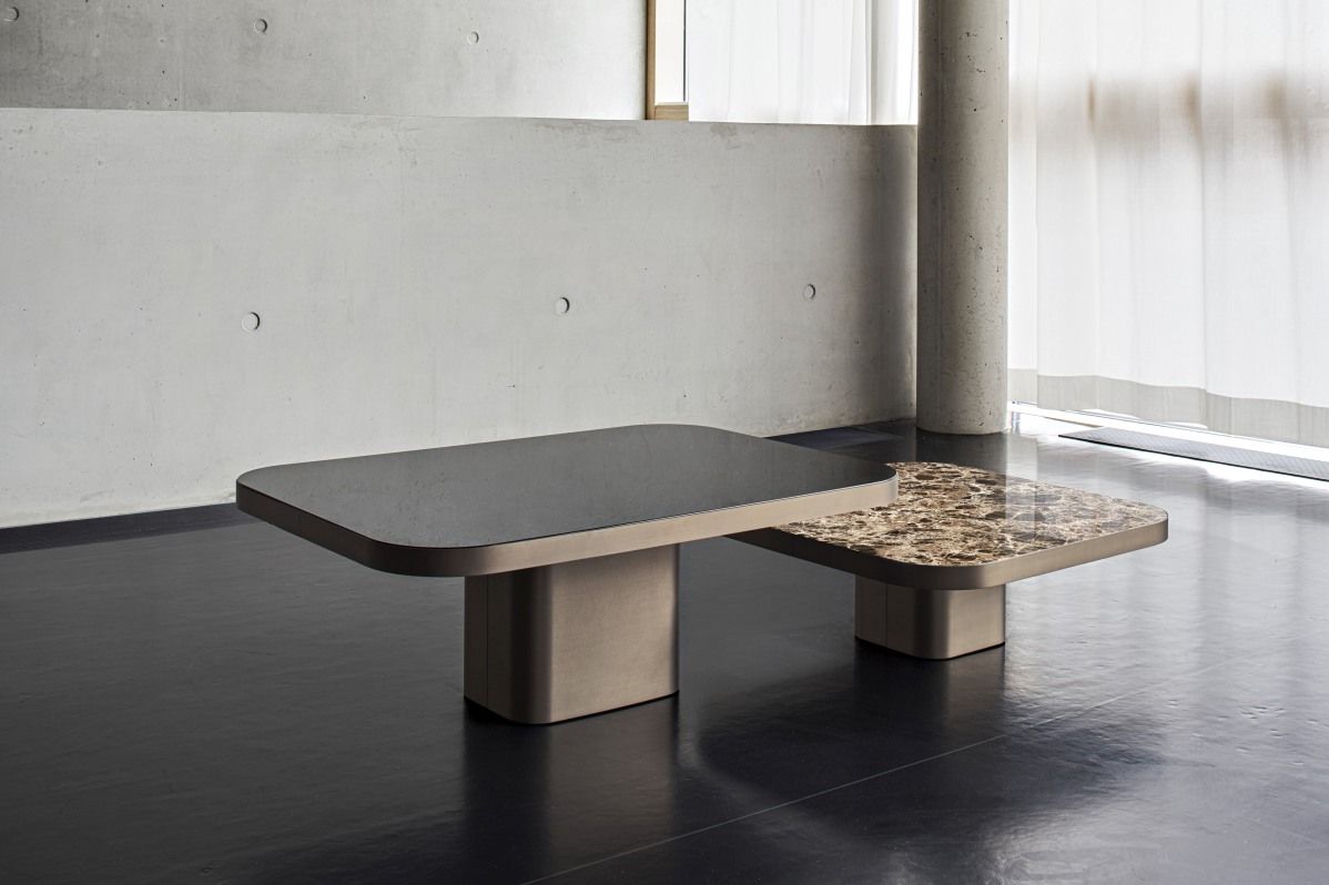 ClassiCon Bow Coffee Table No. 6 mit schwarzer Glasplatte und Marmorplatte in modernem Ambiente.