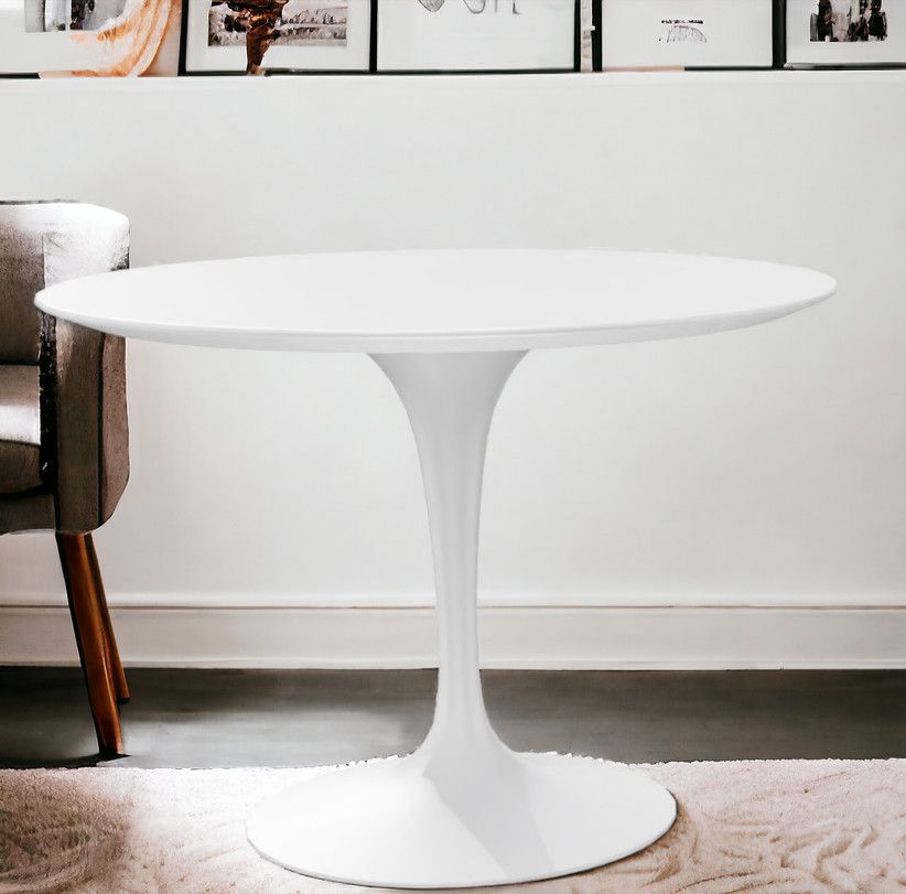 Weißer Saarinen Lounge Tisch von Knoll International mit runder Tischplatte und Trompetenfuß.