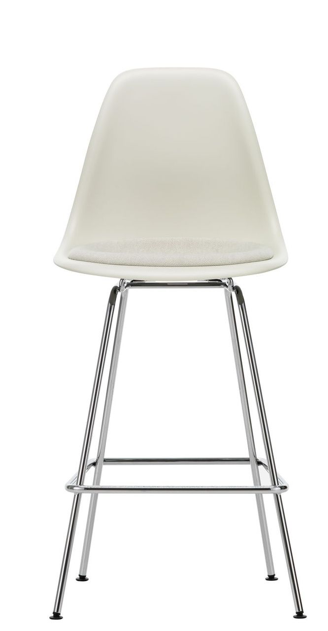 Vitra Eames Plastic Bar Stool Medium in Weiß mit verchromtem Gestell und Fußstütze.