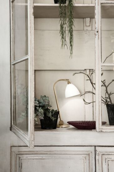 Bestlite BL2 Tischleuchte von Gubi: Bone China Lampenschirm und Messing Gestell in einem Schrank.