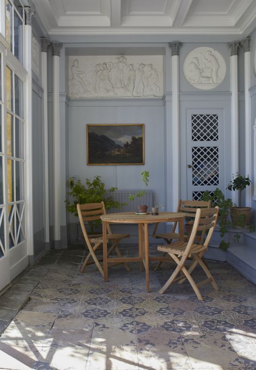 Selandia Beistelltisch von Skagerak by Fritz Hansen, klappbarer Outdoor Tisch mit Stühlen auf Terrasse.
