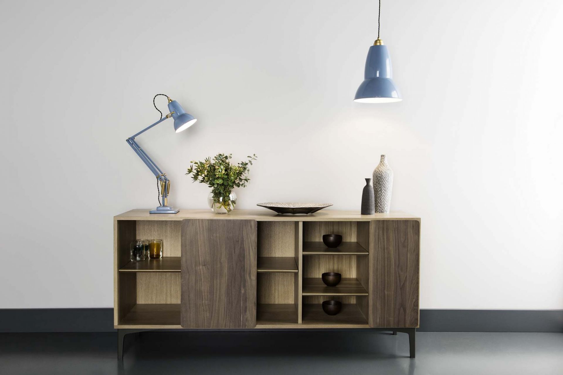 Anglepoise Original 1227 Brass Tischleuchte in Hellblau auf einem Sideboard mit Dekoration.