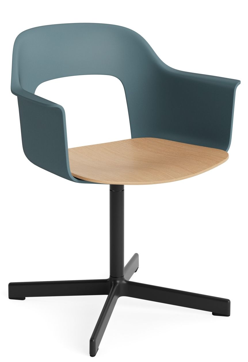 Layout Armchair von Hay: Blauer Bürostuhl mit Armlehne, Holz-Sitzfläche und schwarzem Fußkreuz.