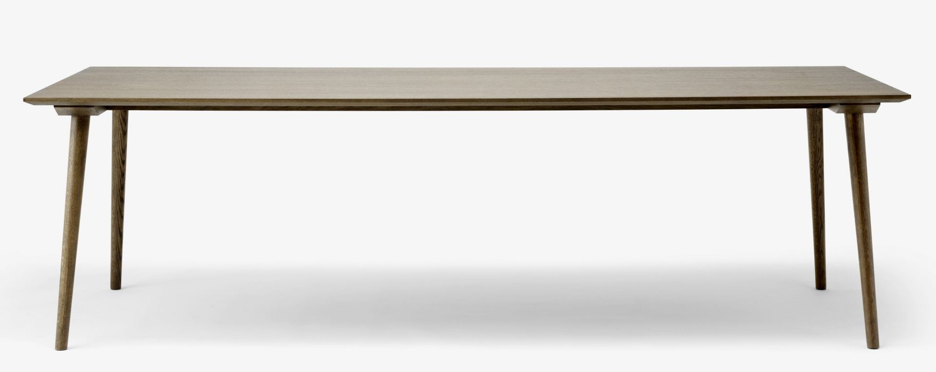 AndTradition In Between Table SK5 aus Eiche, Esstisch mit schlichtem Design für Esszimmer und Küche.