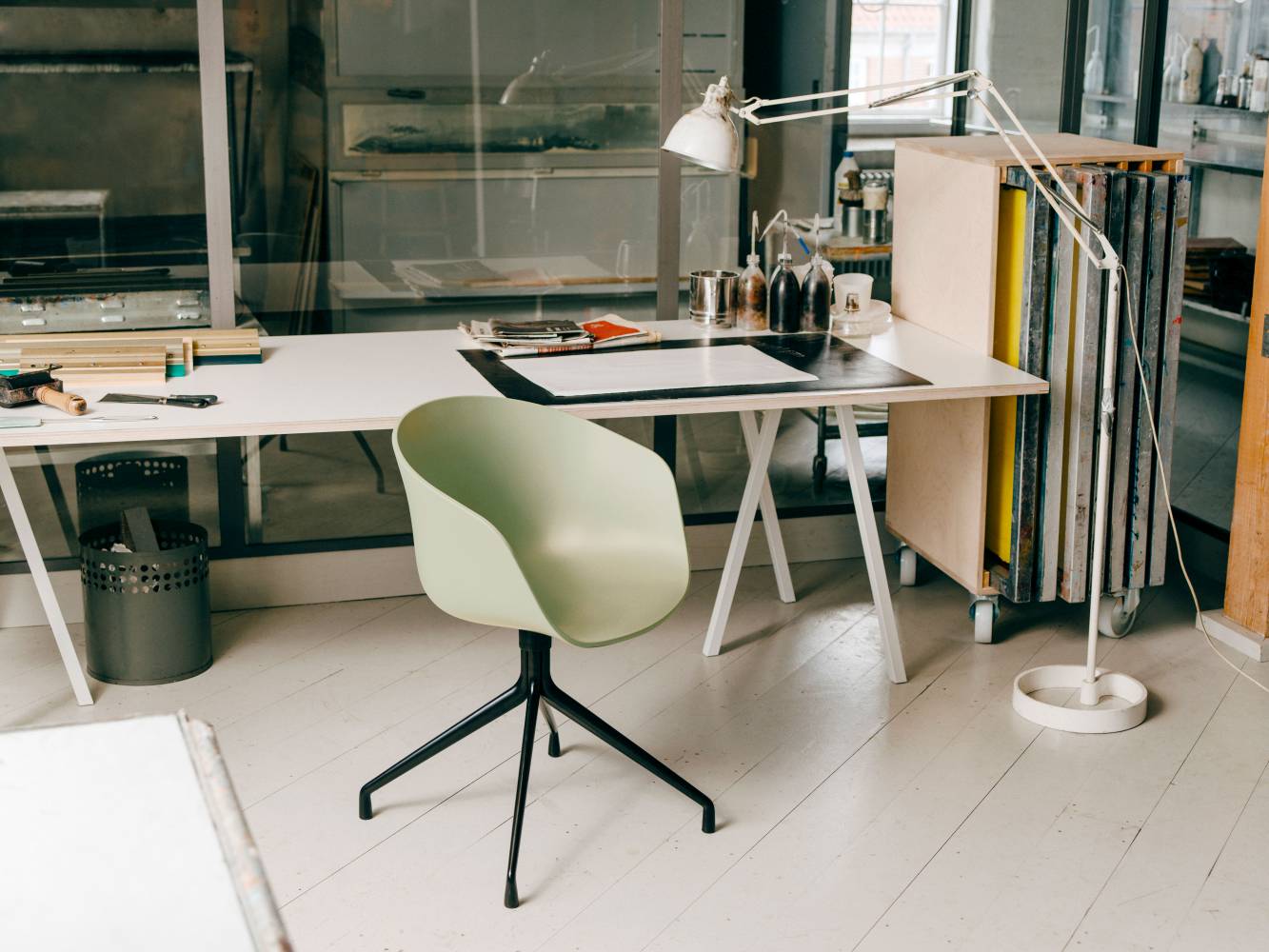 Heller Arbeitsbereich mit grünem About A Chair AAC20 Stuhl von Hay und Schreibtisch.