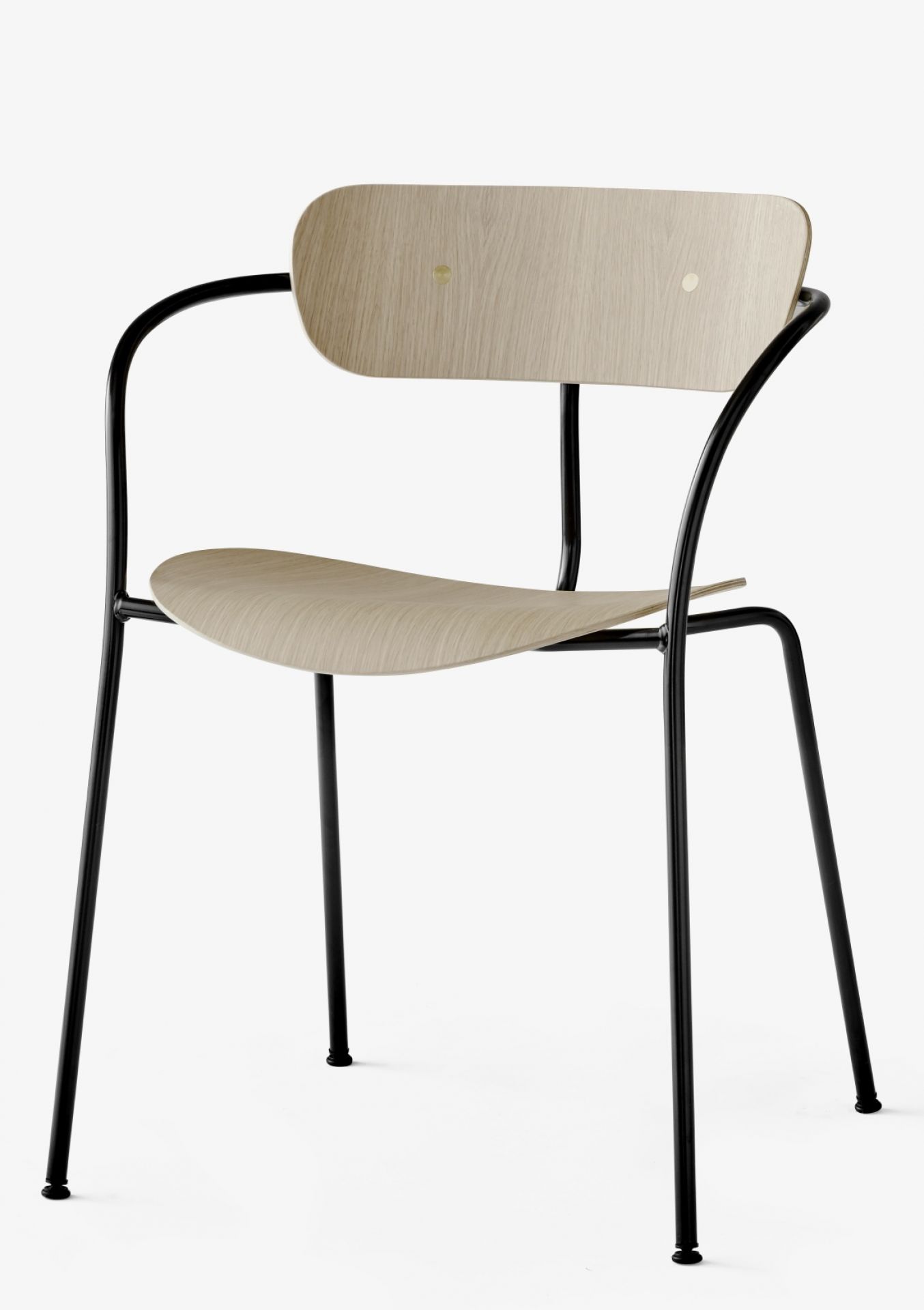 Pavilion AV2 Armchair von AndTradition, Stuhl mit Armlehnen, Eiche natur, schwarzes Metallgestell.