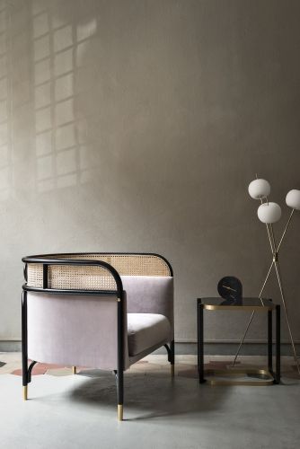 Duet A Beistelltisch von Wiener GTV Design neben Sessel mit Wiener Geflecht und Stehlampe.