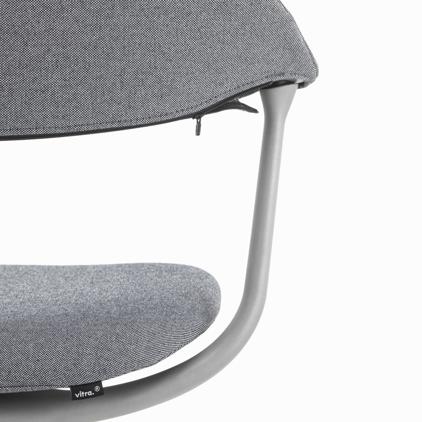 Detailaufnahme des Mynt Bürodrehstuhls von Vitra: Grauer Stoffbezug an Rückenlehne und Sitz, modernes Design.