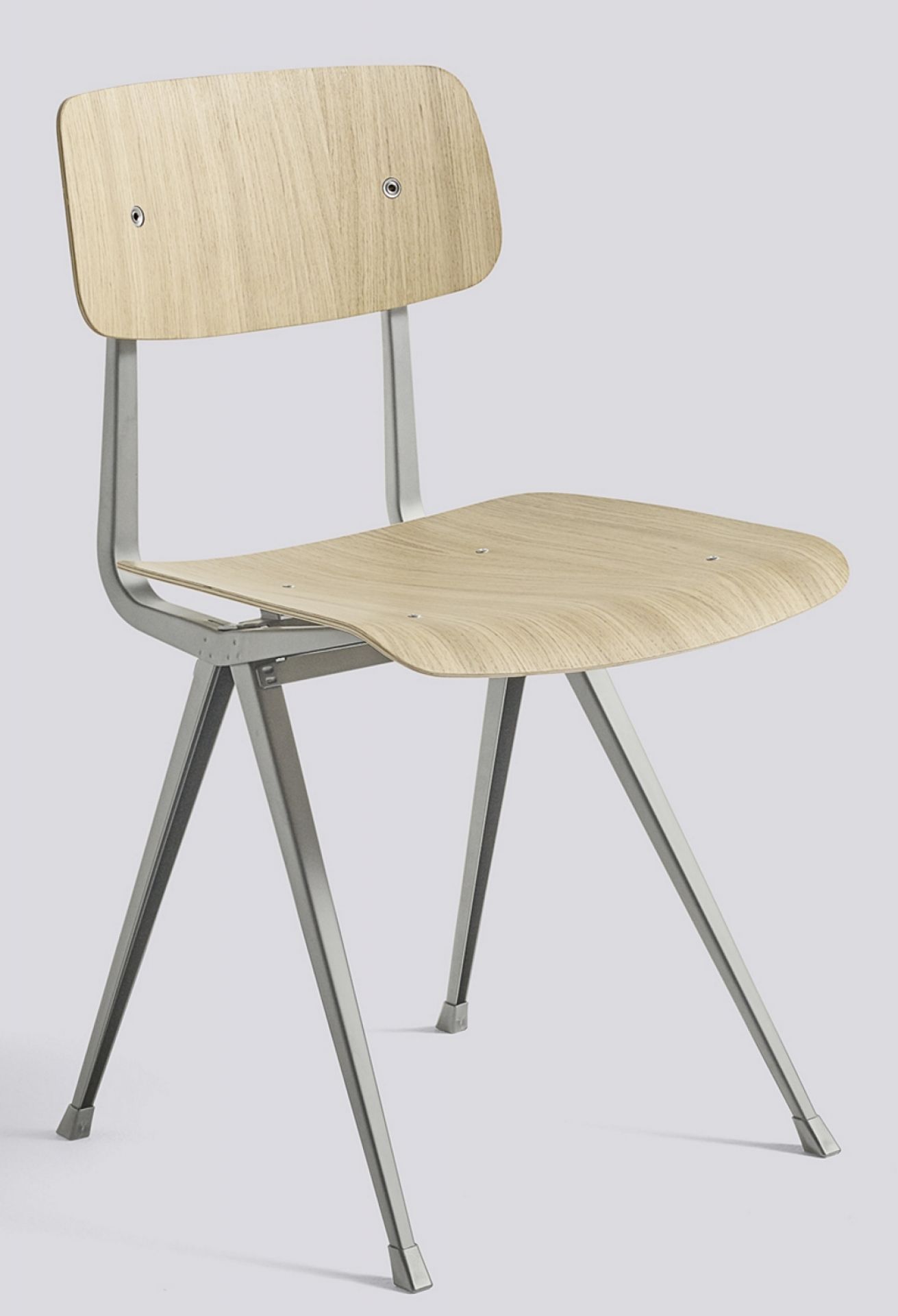 Hay Result Chair Stuhl mit hellem Holz und grauem Metallgestell, modernes Design für Esszimmer.