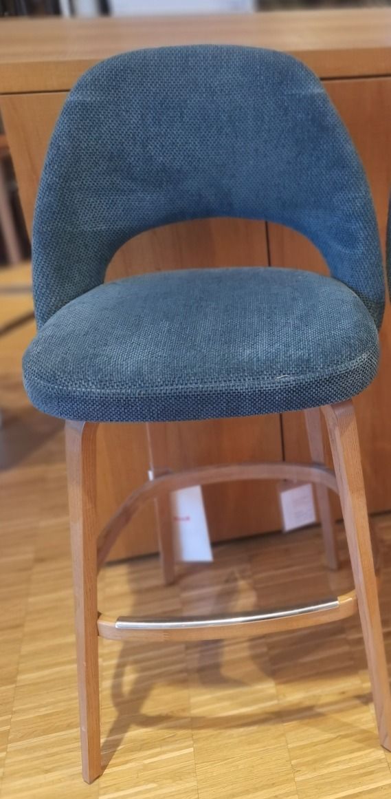 Blauer Saarinen Barhocker von Knoll International mit Holzgestell und Fußstütze. Ausstellungsstück.