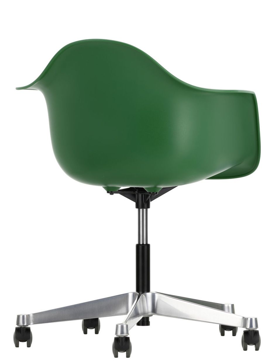 Grüner Eames Plastic Arm Chair PACC Bürostuhl von Vitra mit Rollen und Aluminiumfuß.