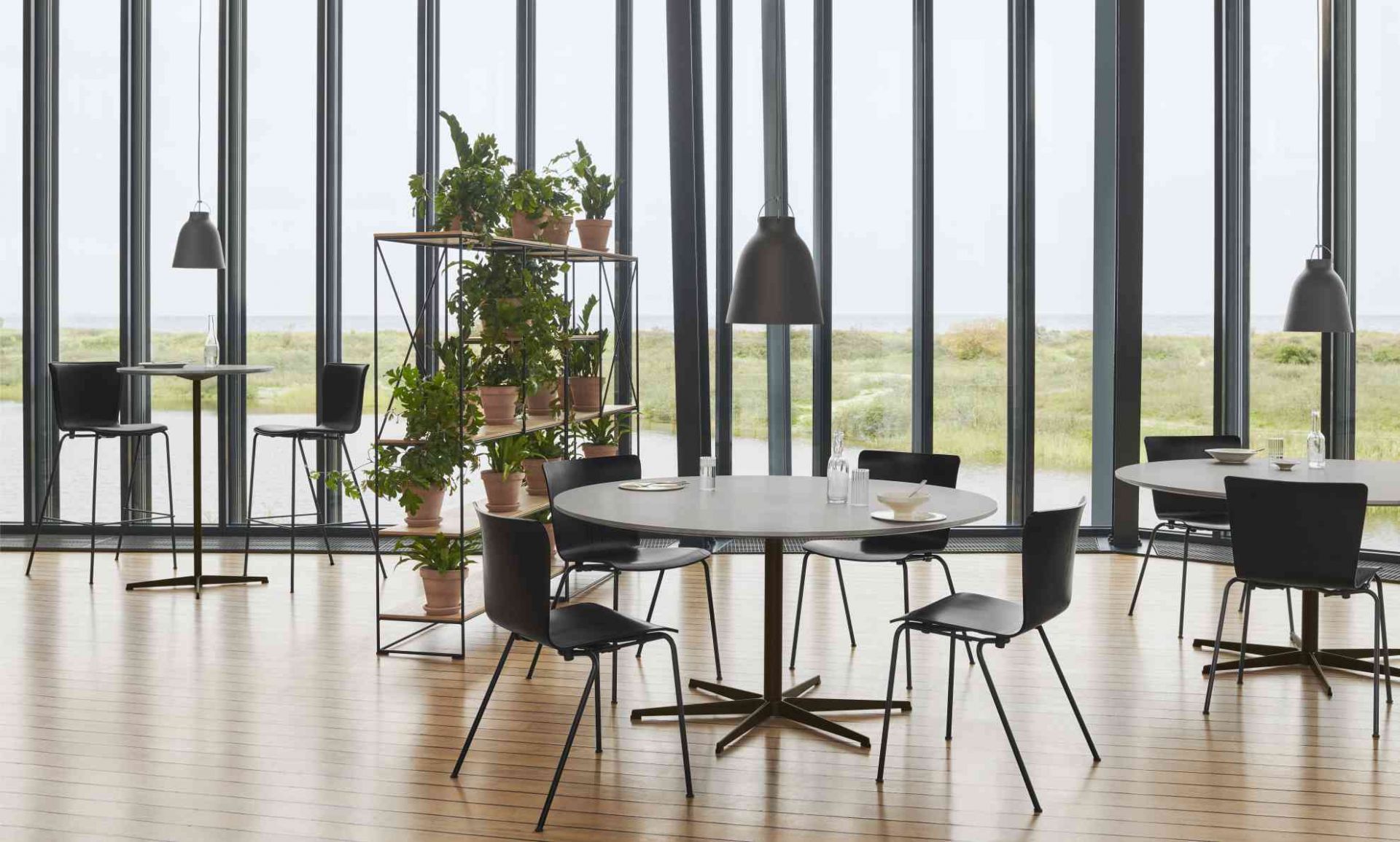 Heller Raum mit Fritz Hansen Zirkular Tisch, runder Esstisch mit Stühlen und Meerblick.