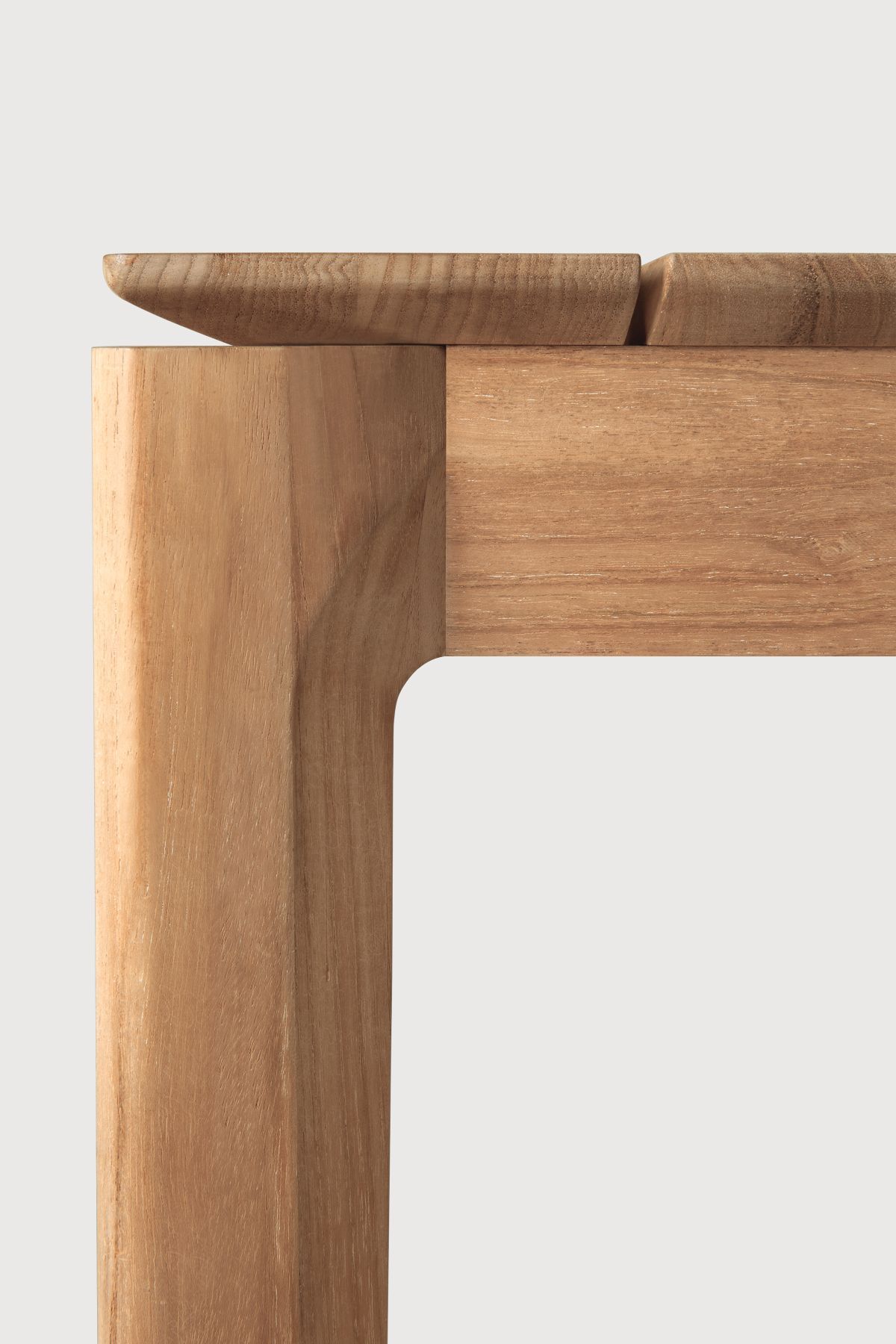 Detailaufnahme des Bok Outdoor Tisches von Ethnicraft, Fokus auf die Holzstruktur und die Tischbeinkonstruktion.