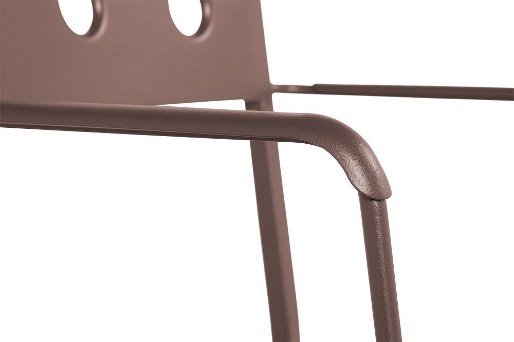 Detailaufnahme des braunen Hay Balcony Outdoor Lounge Stuhls, der Armlehne und Rückenlehne zeigt.