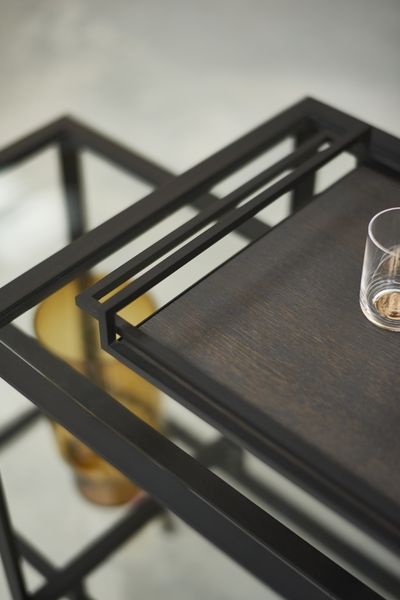 Detailaufnahme des Tangled Kabinettschrank Sideboards Spectrum mit dunkler Holzplatte und schwarzem Metallgestell.