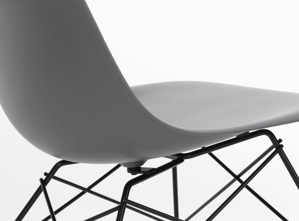 Detailaufnahme des Eames Plastic Side Chair LSR Stuhls von Vitra mit schwarzem Drahtgestell.
