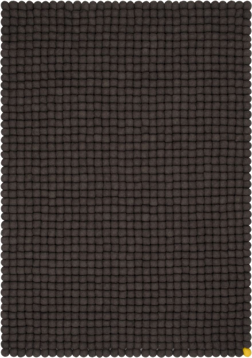 Rechteckiger, dunkelgrauer Filzteppich (200x300 cm) von myfelt, gefertigt aus vielen kleinen Filzkugeln.